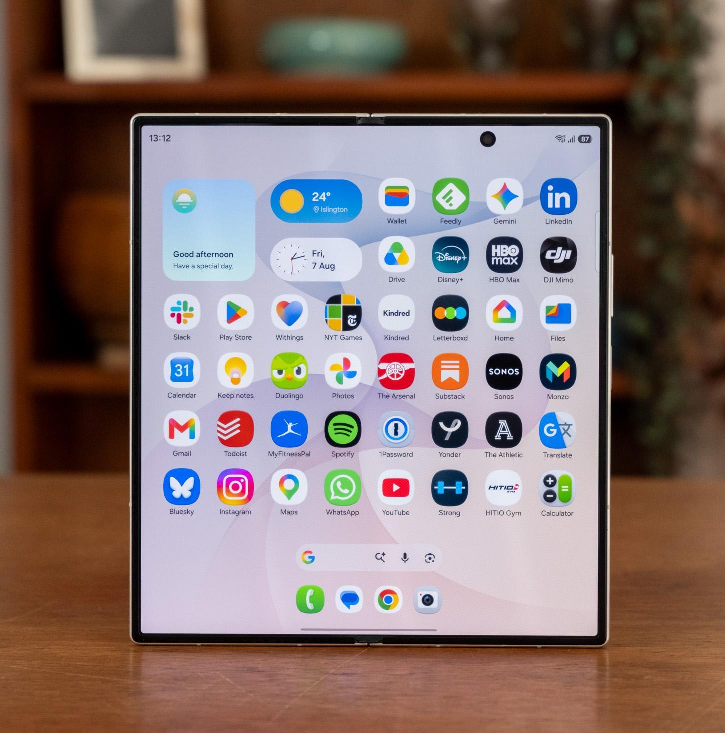 Samsung Galaxy Z Fold 8 Ultra với thiết kế mở gập hiện đại