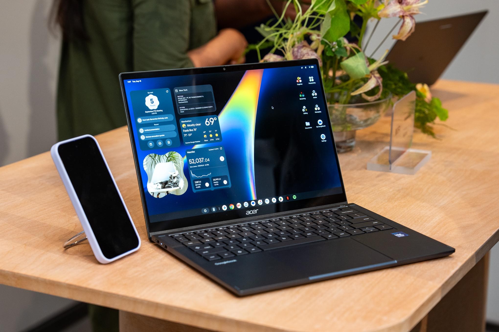 Mẫu laptop Googlebook đầu tiên tại sự kiện của Google