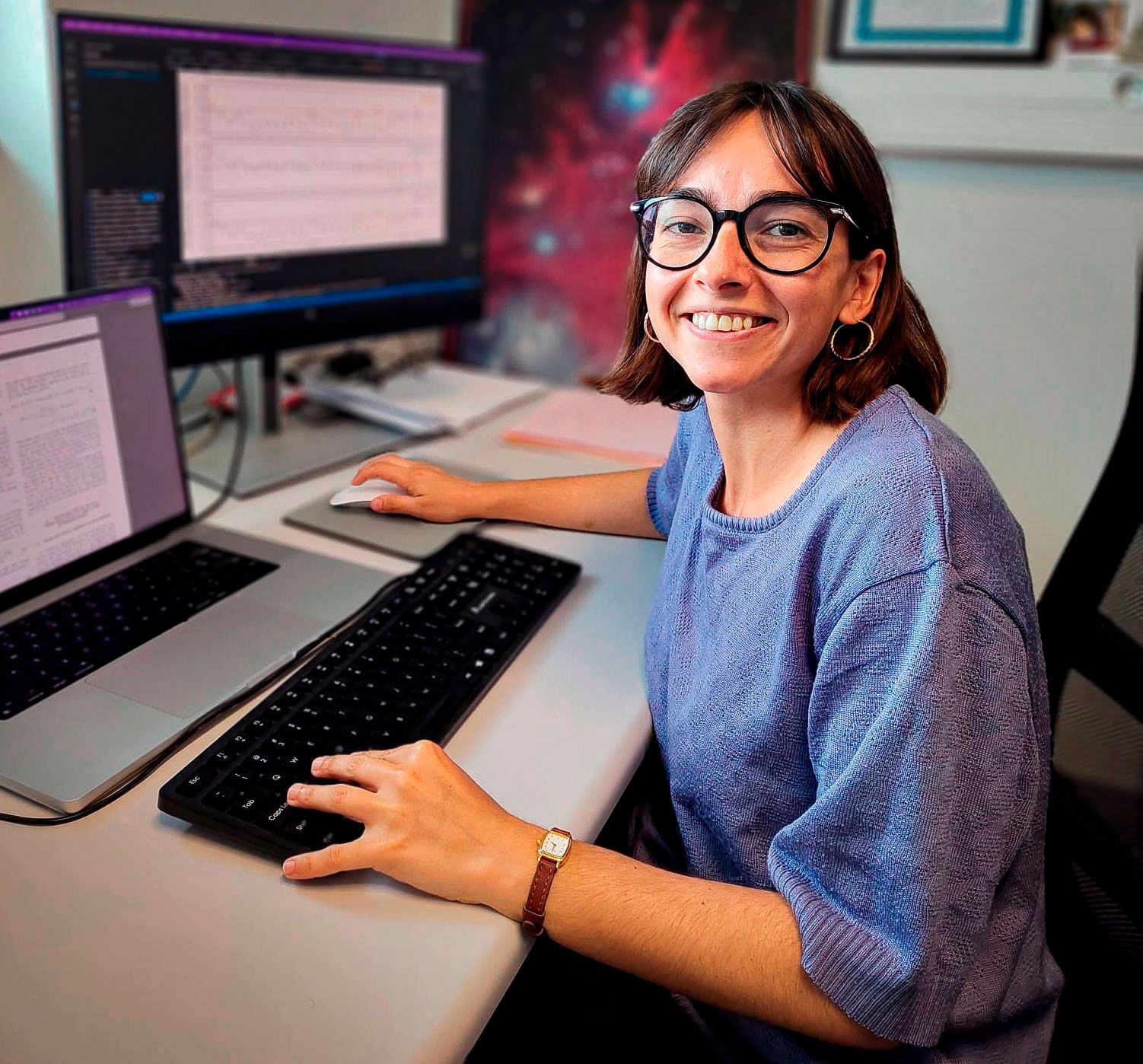 Elsa Teixeira, nhà vũ trụ học tại Đại học Montpellier (Pháp), là người nghiên cứu mô hình vũ trụ mà trong đó vật chất tối và năng lượng tối tương tác với nhau.
