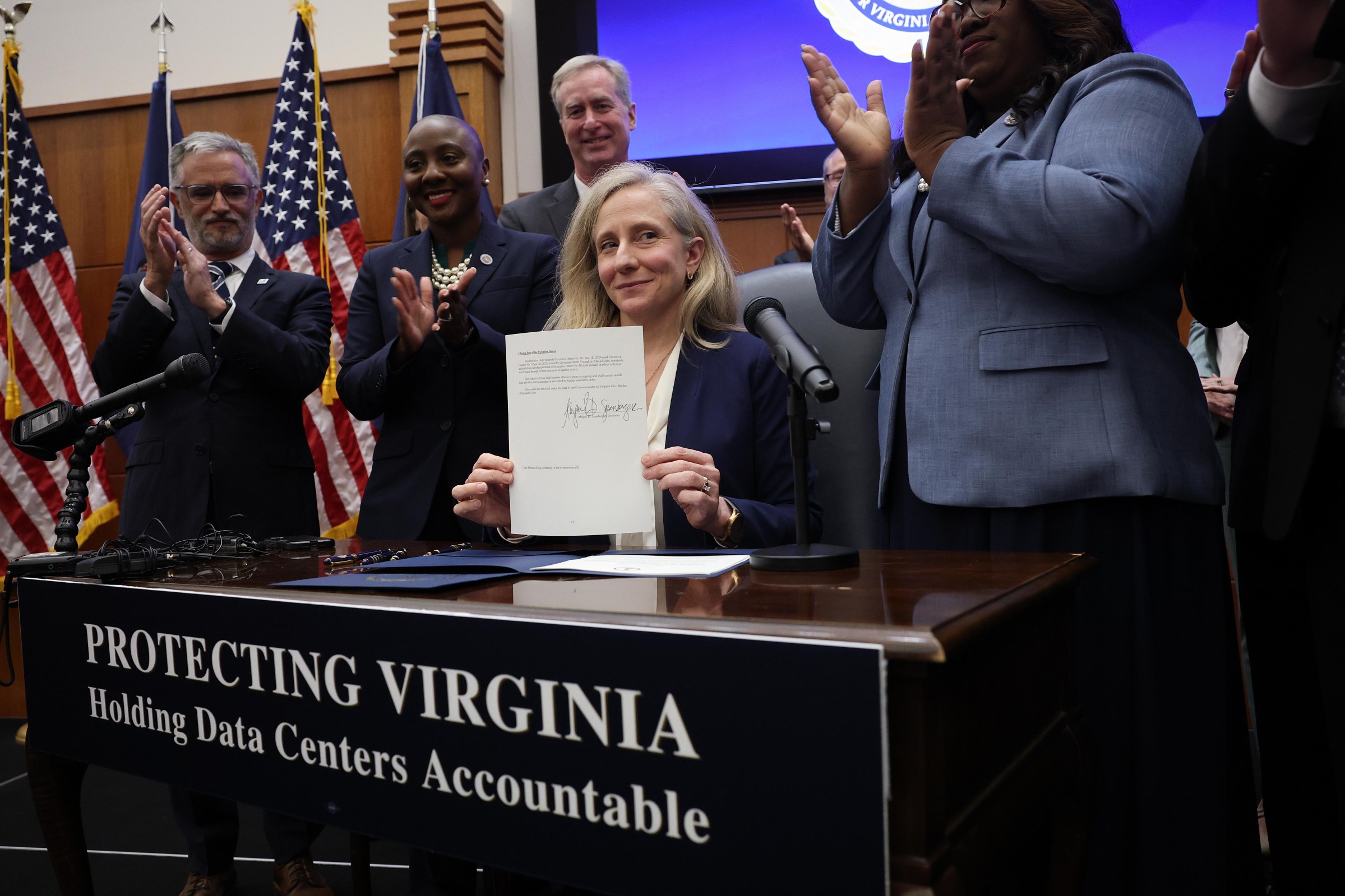 Thống đốc bang Virginia Abigail Spanberger ký sắc lệnh về trung tâm dữ liệu và AI