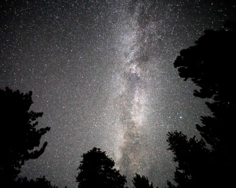 Dải Ngân Hà trên bầu trời đêm gần Mount Pinos, California