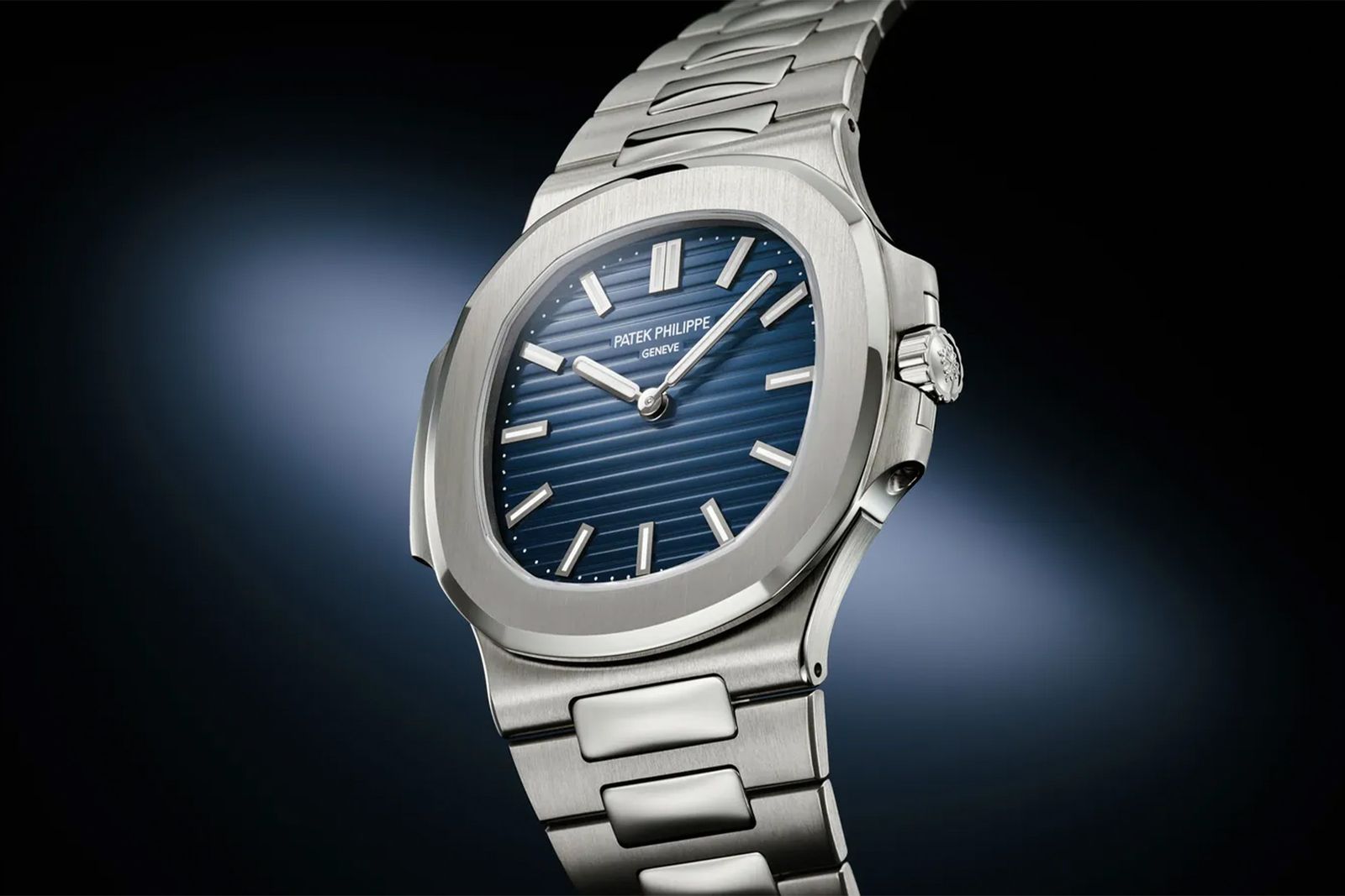 So sánh thiết kế với Patek Philippe Nautilus