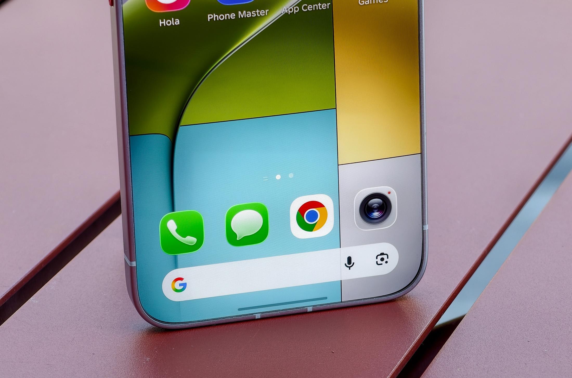 So sánh viền màn hình giữa Tecno Bezelless và Samsung Galaxy S26 Plus