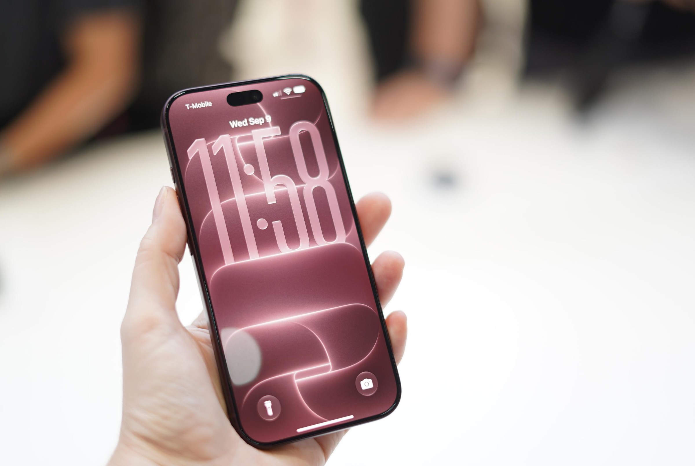 iPhone chạy iOS 27 với giao diện mới