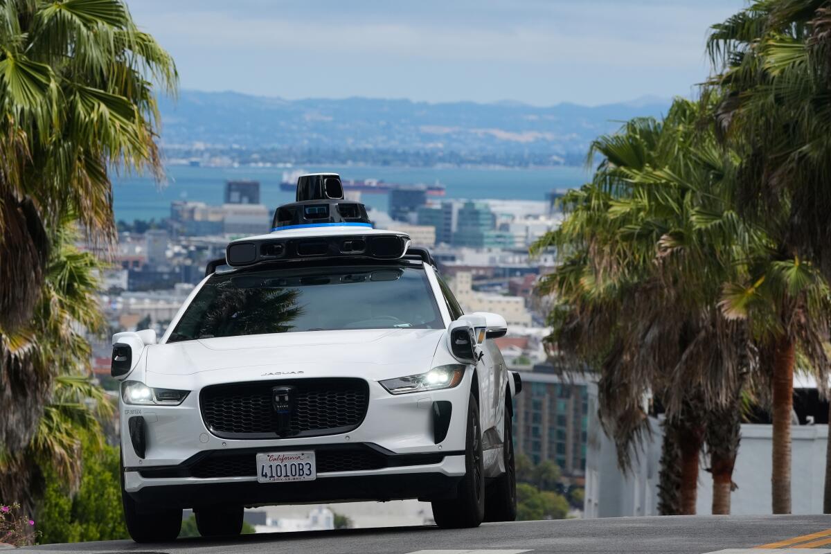 Xe tự lái Waymo trên đường phố San Francisco