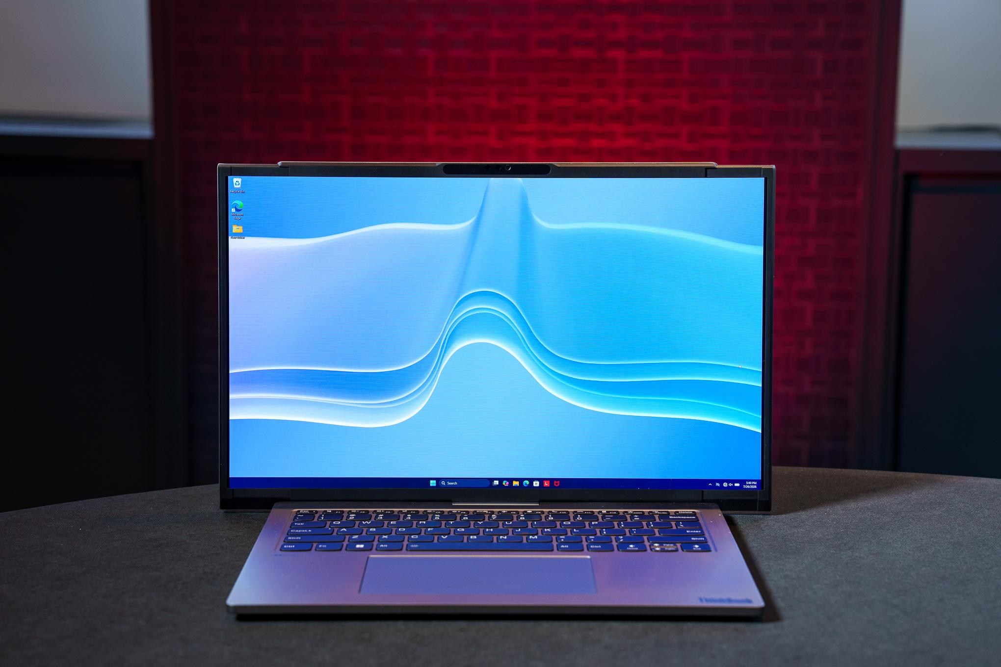 Laptop Lenovo ThinkBook Project Swan với màn hình đang mở rộng