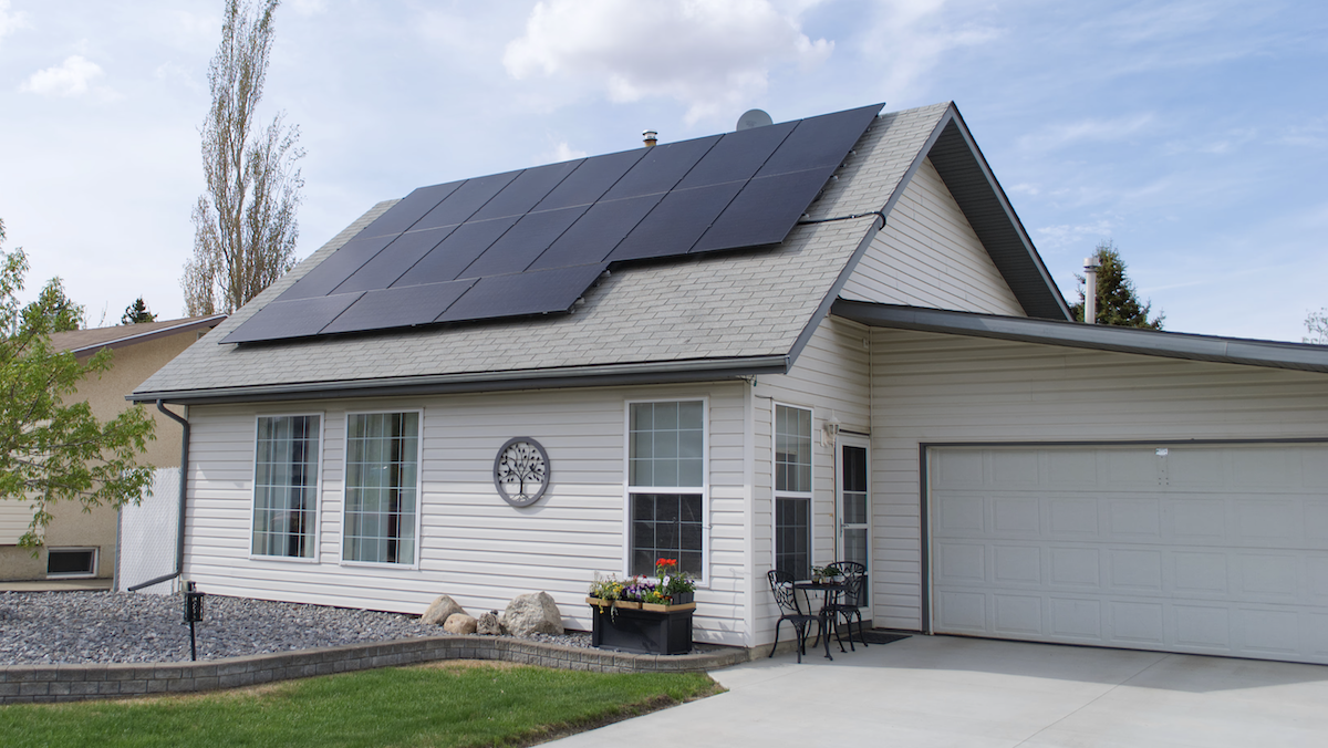 Alberta (Canada) áp thuế trừng phạt lên tấm pin mặt trời: Mặt trận mới trong cuộc chiến năng lượng tái tạo