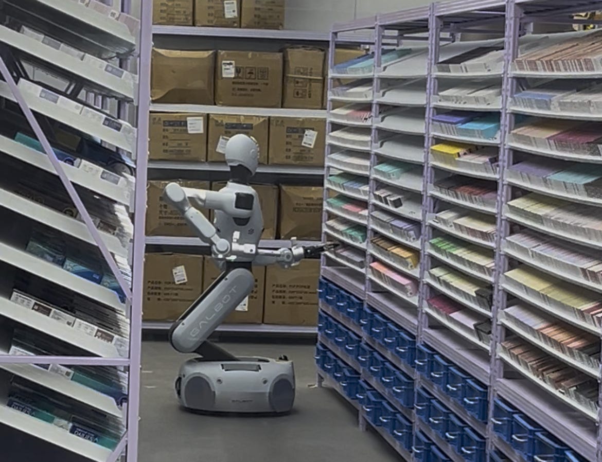 Hình ảnh robot Physical Intelligence thực hiện nhiệm vụ trong phòng thí nghiệm