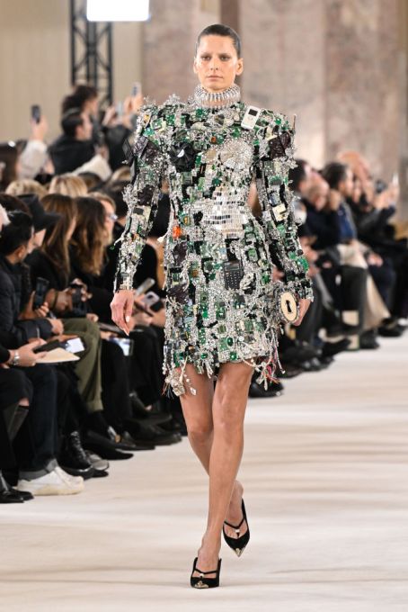 Robot hình người biểu diễn tại Vogue World Milan
