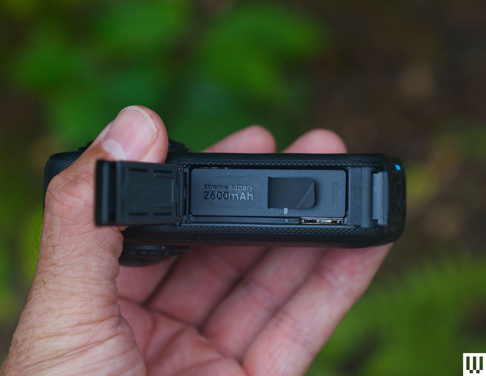 Bên trong Insta360 X6 với các tùy chọn lưu trữ và kết nối
