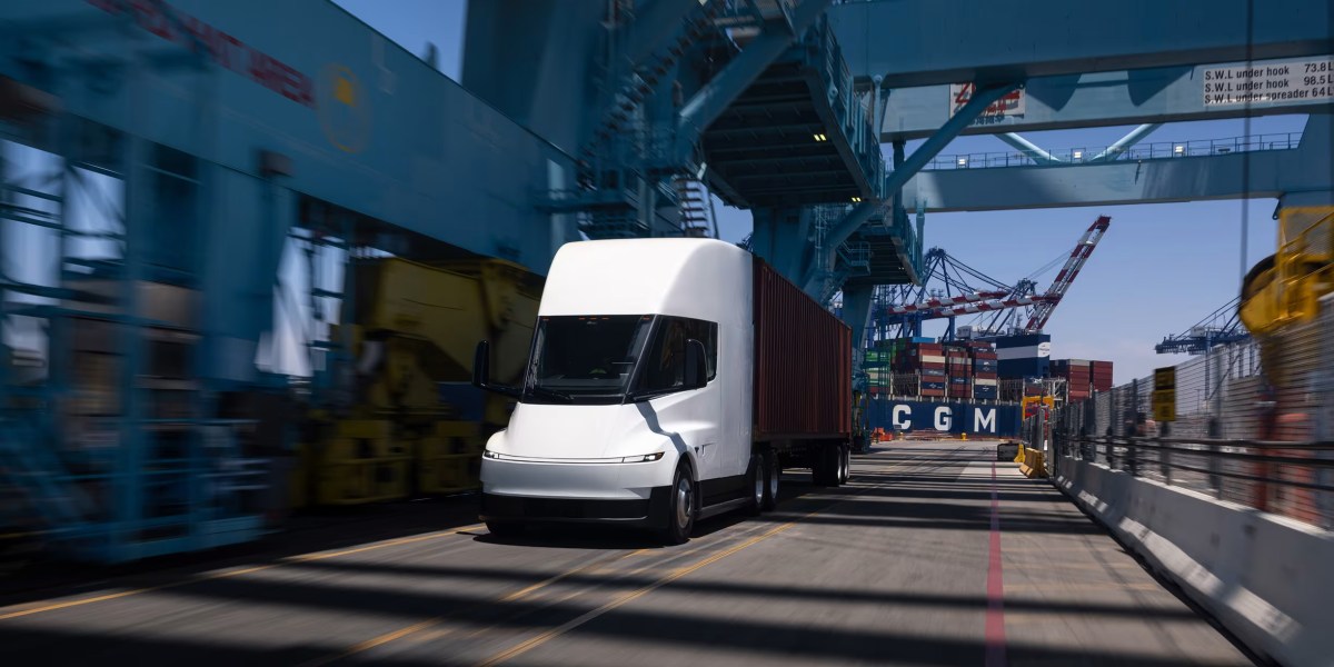 Tesla chính thức giao xe tải điện Semi sau gần một thập kỷ chờ đợi