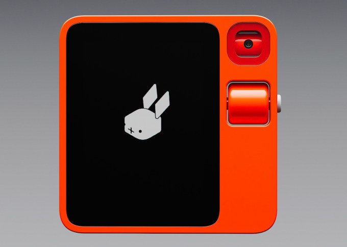 Thiết bị AI Rabbit R1 cầm trên tay