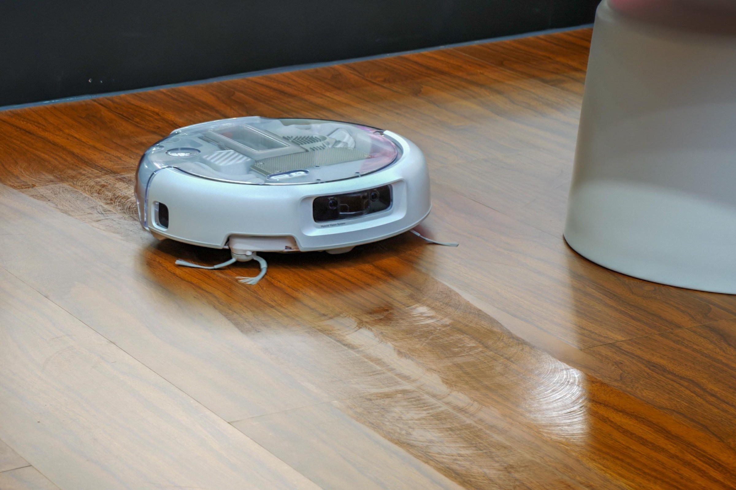 Chi tiết đế robot hút bụi DJI Romo 2