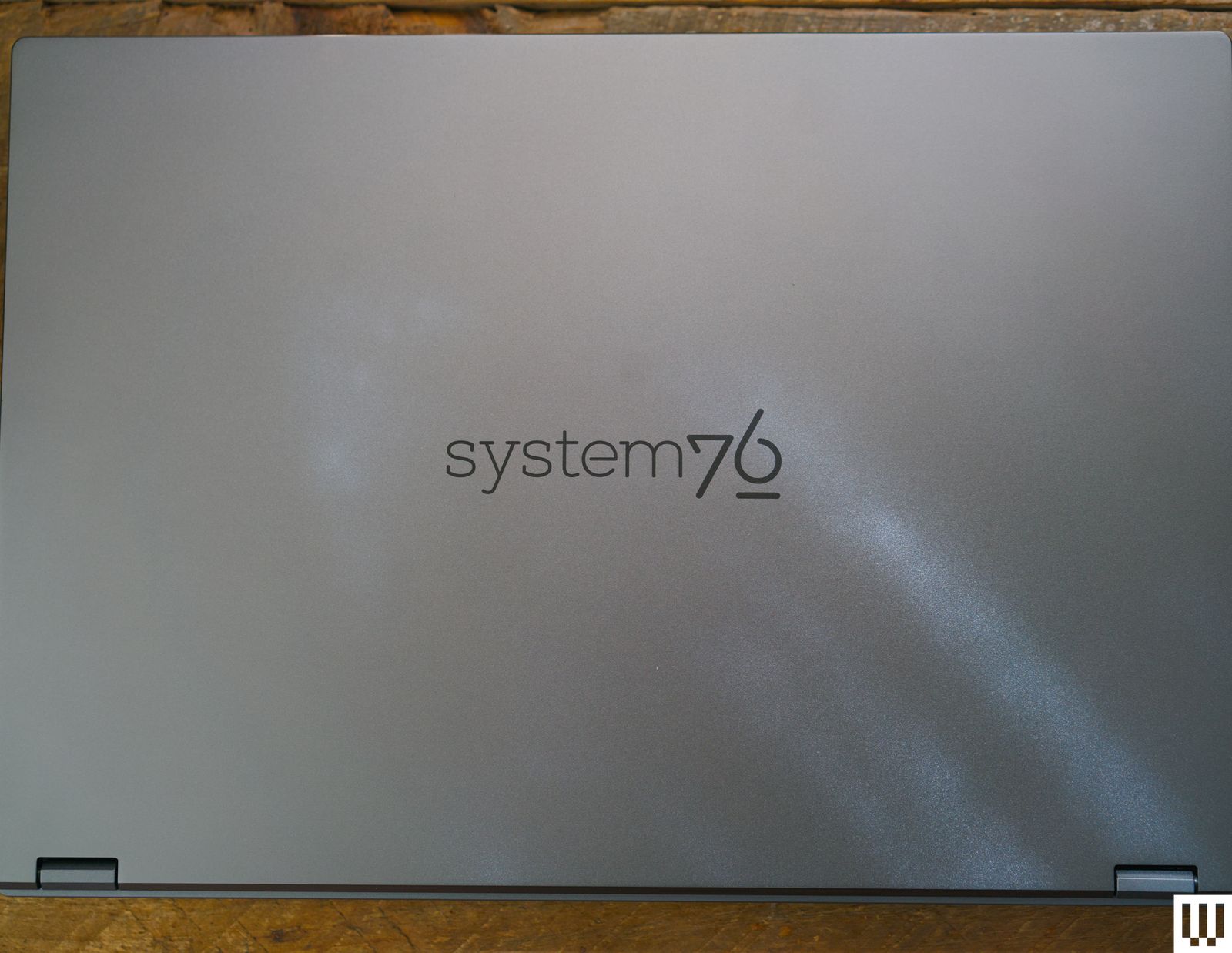 System76 Pangolin Pro với màn hình 16 inch