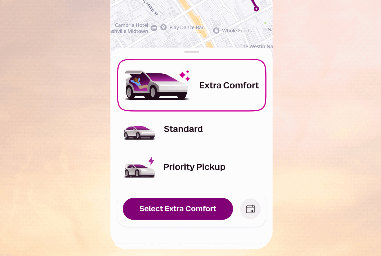 Nhân viên vệ sinh và chuẩn bị xe Waymo tại kho điều hành Lyft ở Nashville