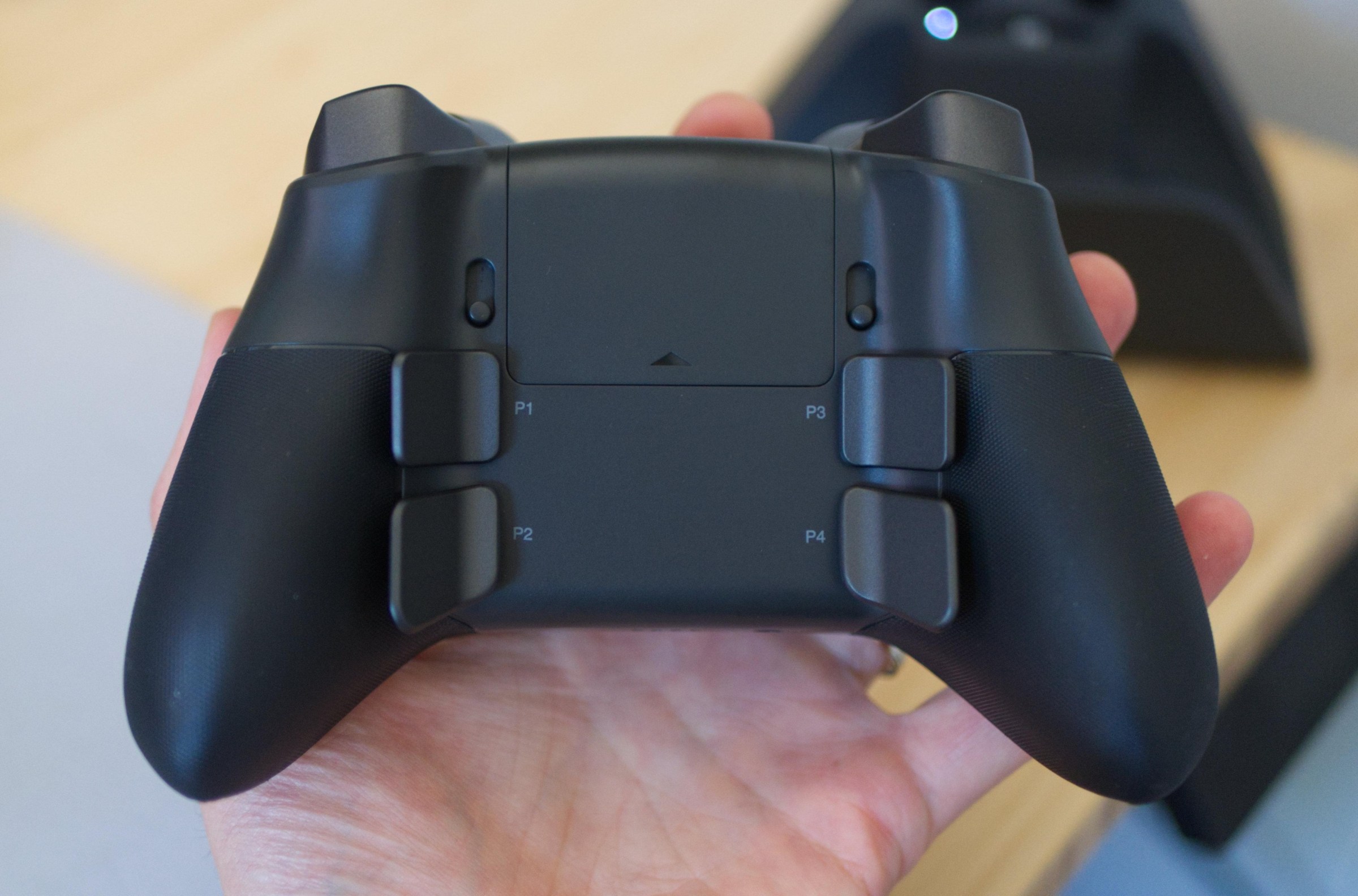 Tay cầm Steam Controller bên cạnh SteelSeries Aeon Pro để so sánh kích thước