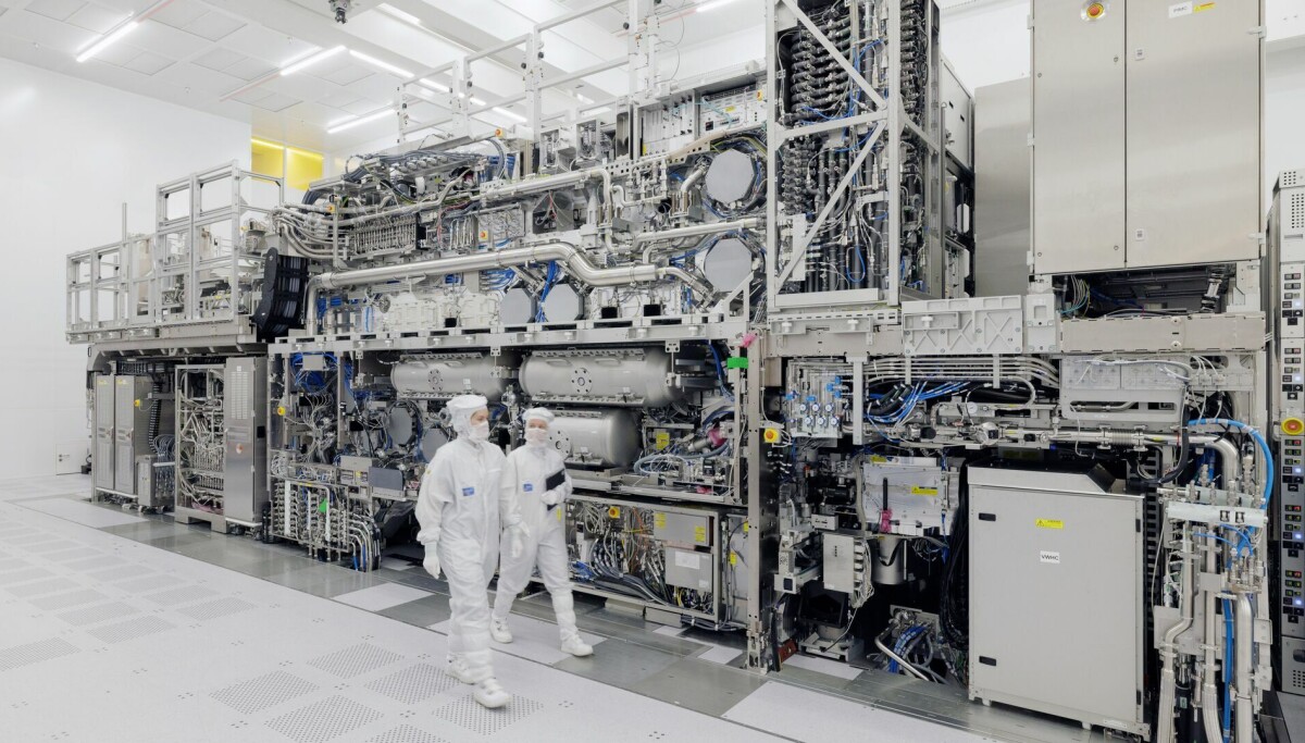 ASML và TSMC thúc đẩy mặt nạ quang khổ lớn để sản xuất chip nhỏ hơn