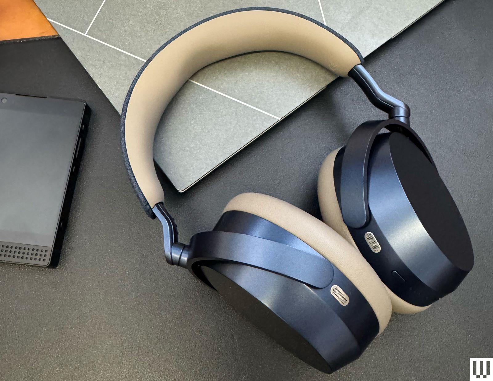 Cận cảnh viên pin có thể thay thế của Sennheiser Momentum 5