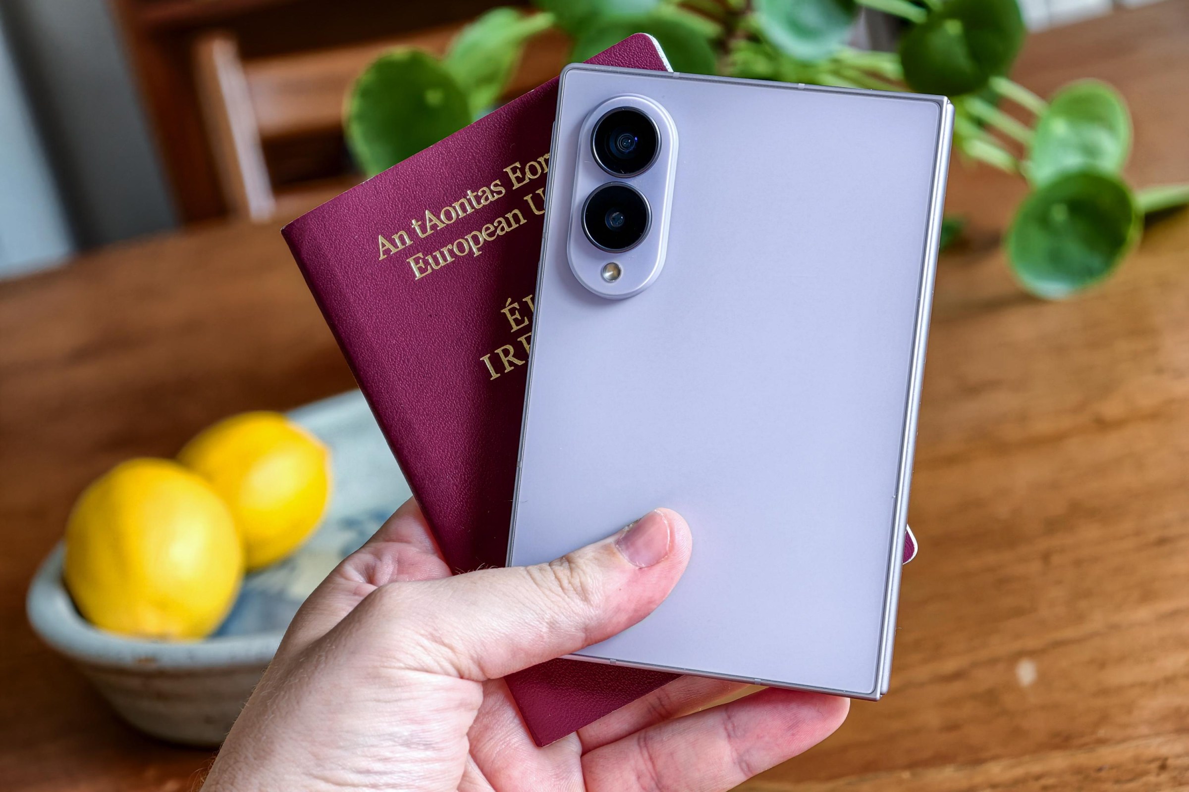 Samsung Galaxy Z Fold 8 với thiết kế dạng hộ chiếu
