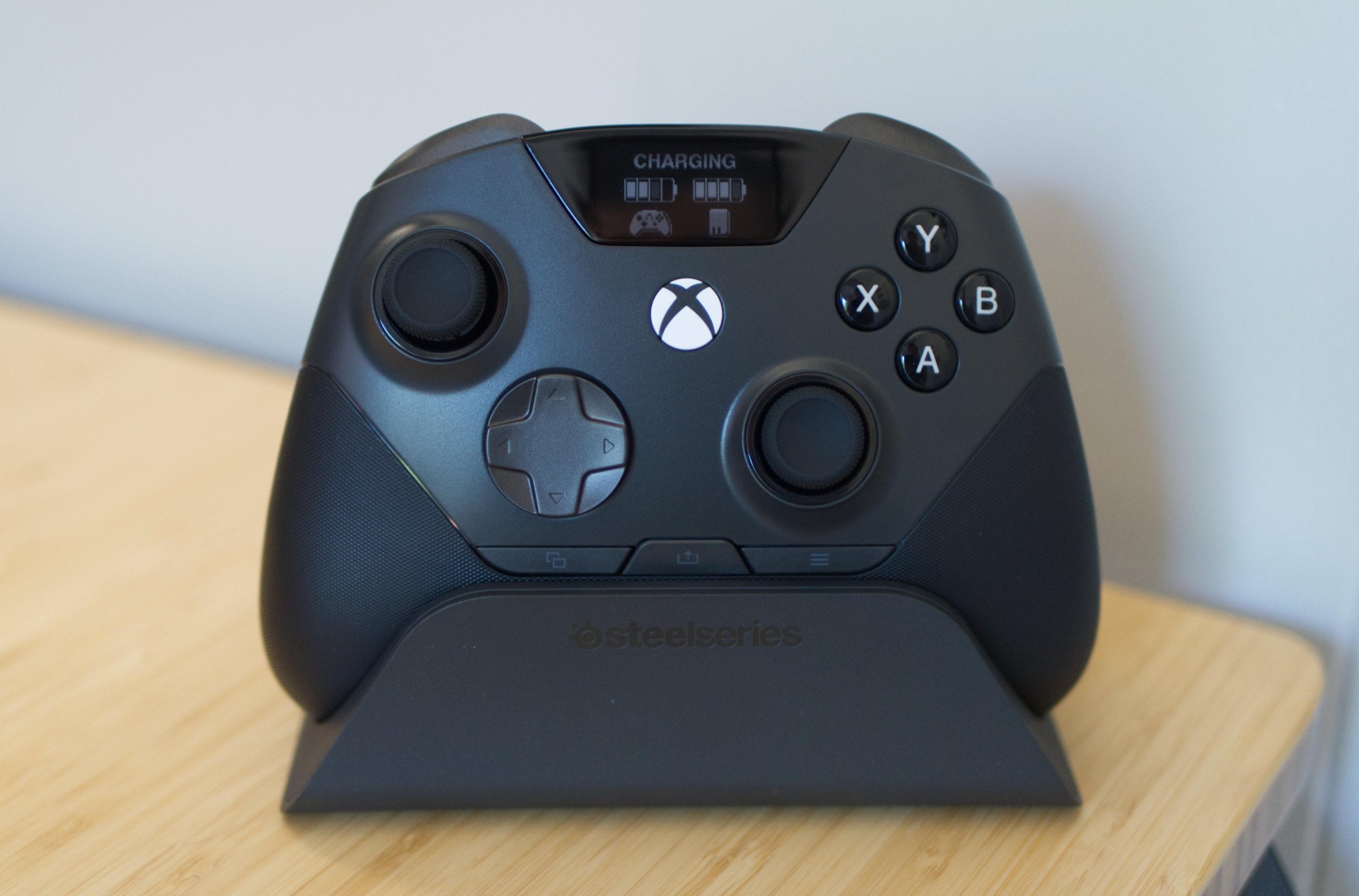 Tay cầm SteelSeries Aeon Pro với các nút bấm hệ thống Xbox được chuyển xuống phía dưới
