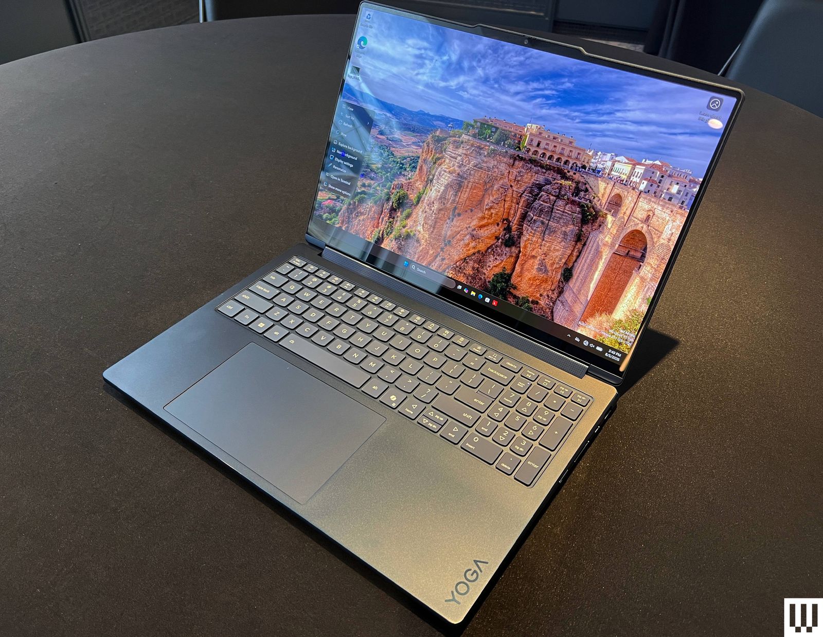 Góc cạnh của Lenovo Yoga 9n