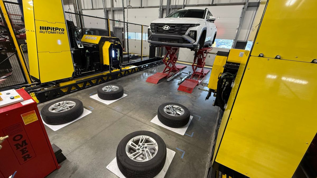 Robot thay lốp ô tô đầu tiên của PitPro chính thức đi vào hoạt động tại Canada