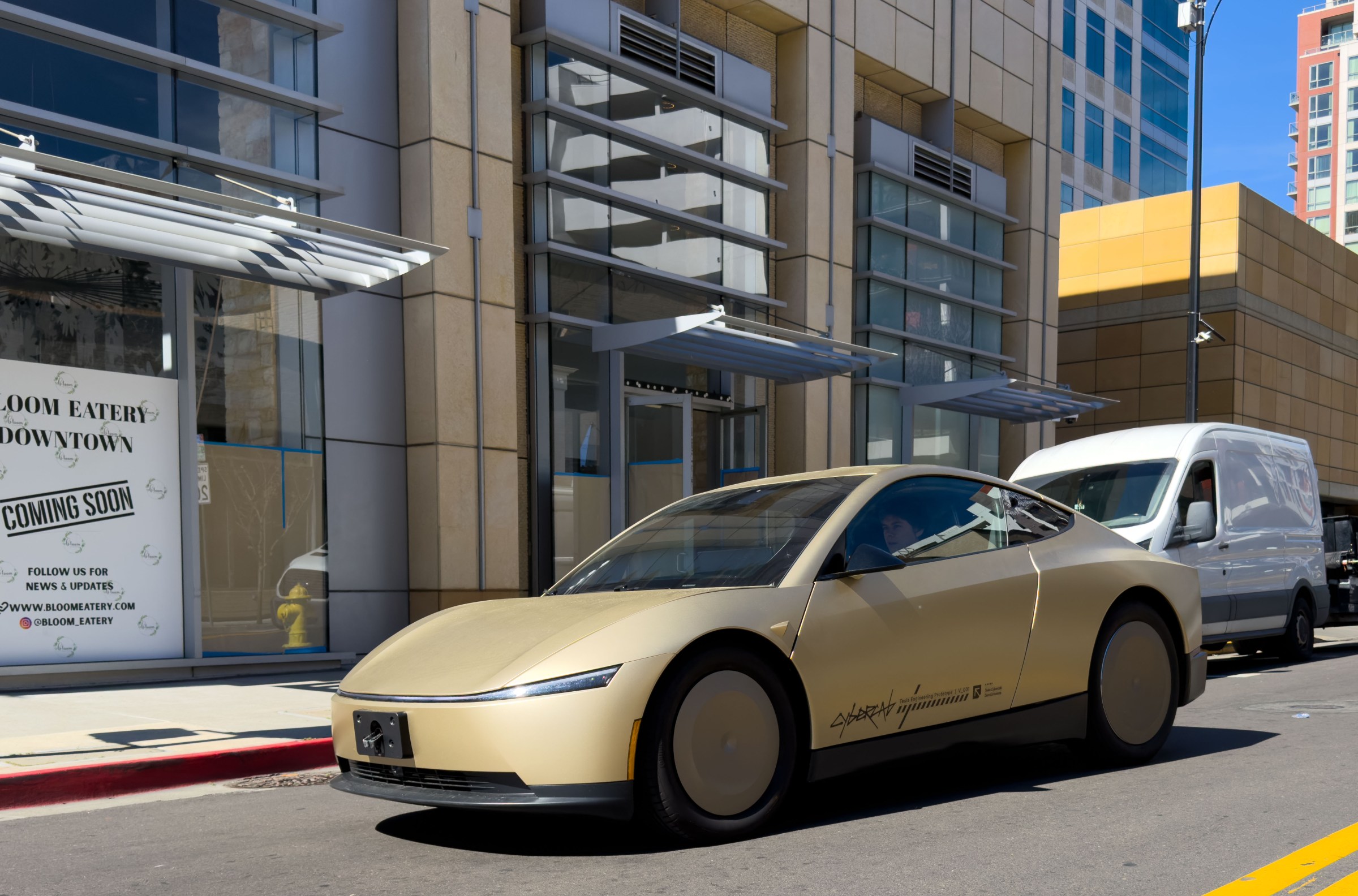 Tesla Cybercab với thiết kế hai chỗ ngồi không vô lăng