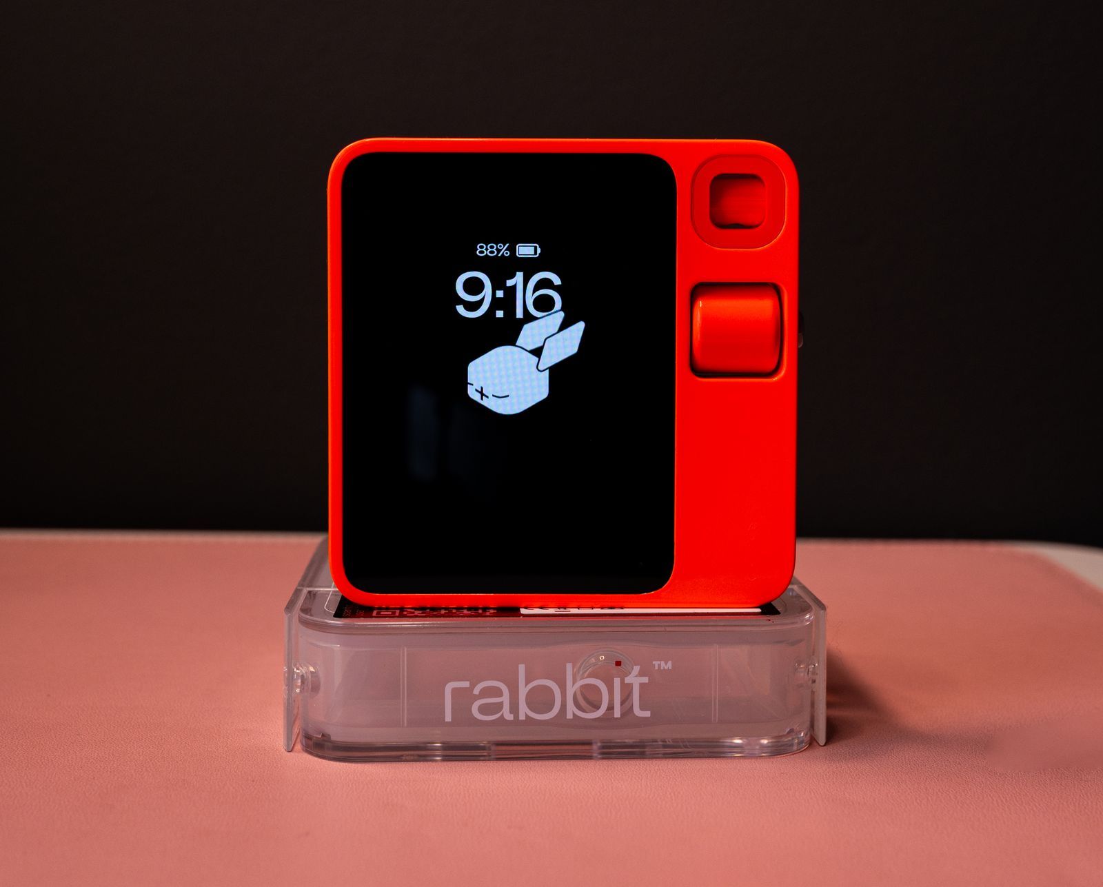 Chiếc Rabbit R1 với thiết kế màu cam đỏ