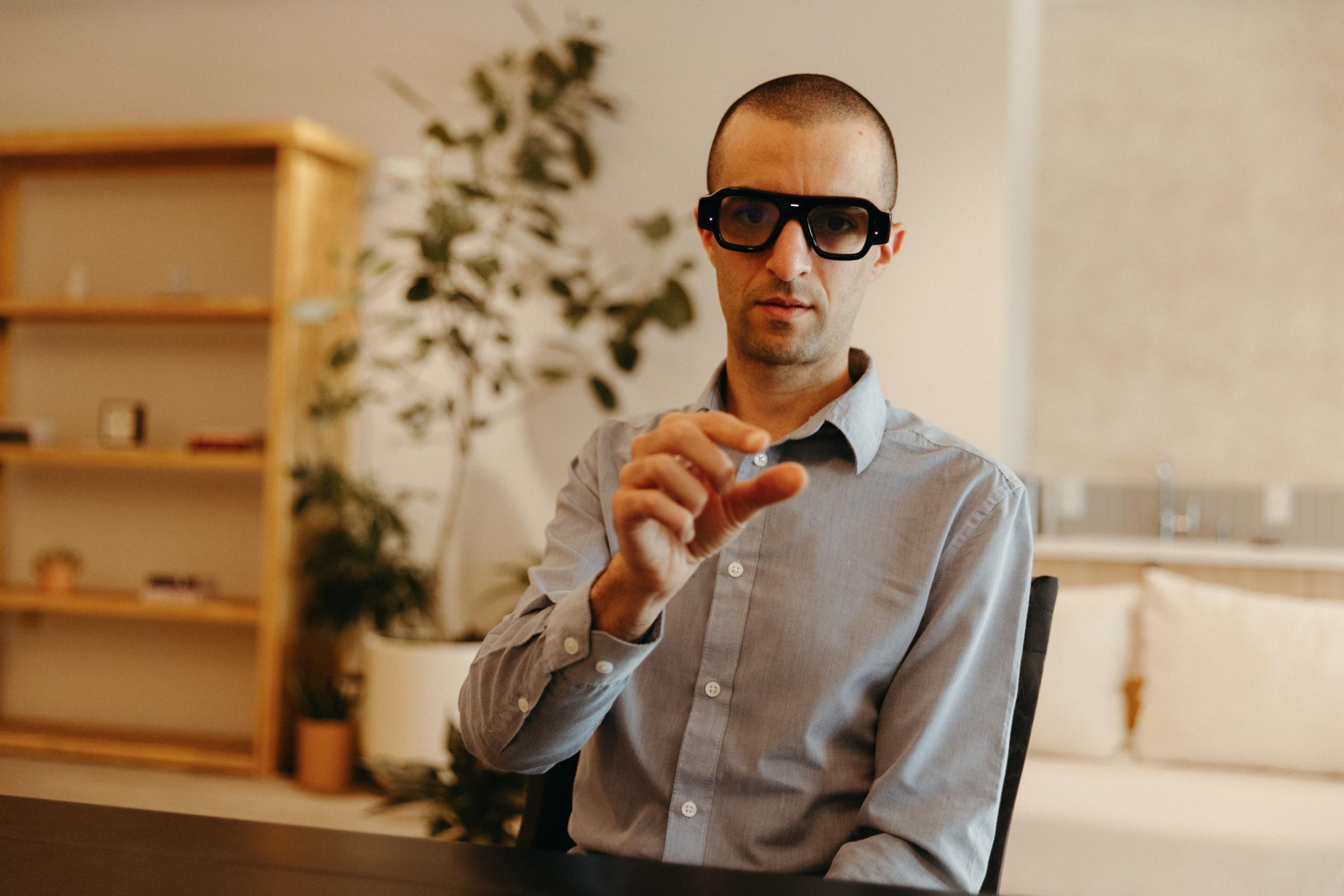Đèn báo quyền riêng tư ở giữa kính Snap Specs