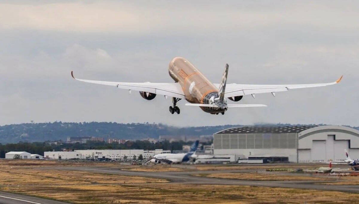 Airbus đưa máy bay vận tải A350F cùng cửa hàng khổng lồ lần đầu cất cánh