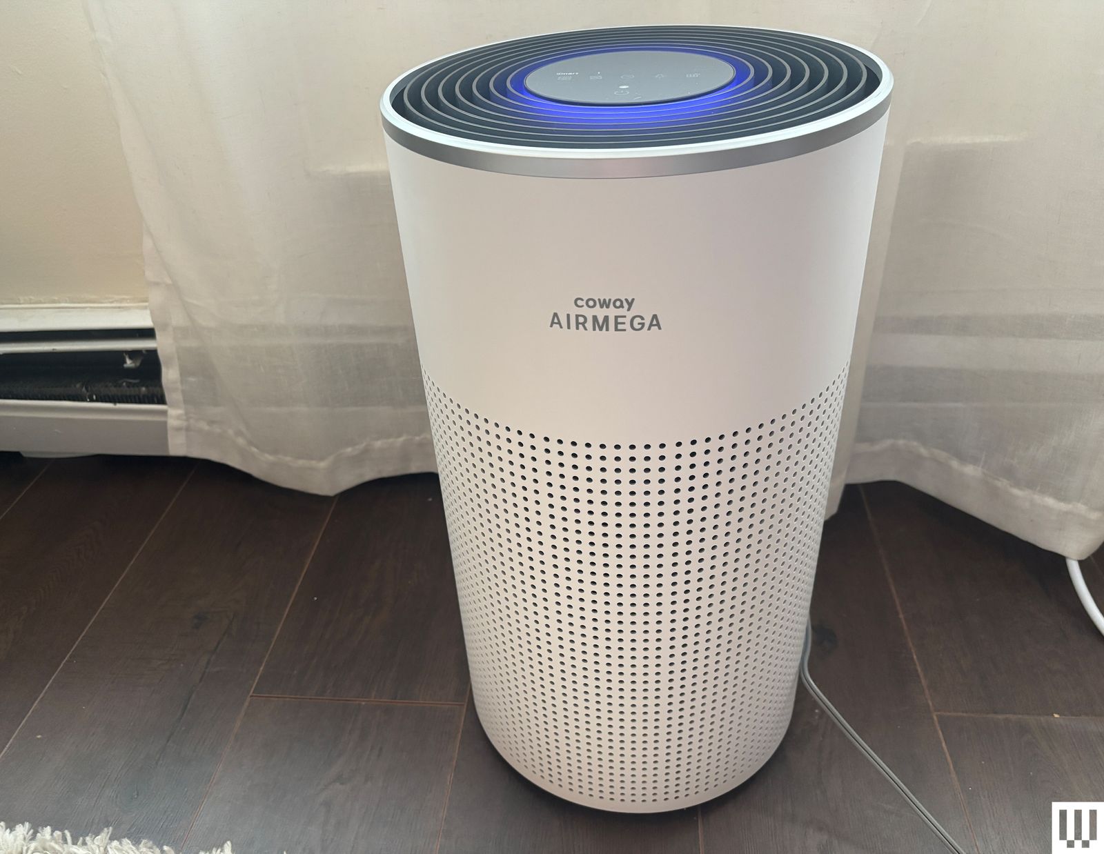 Coway Airmega Halo trong phòng khách