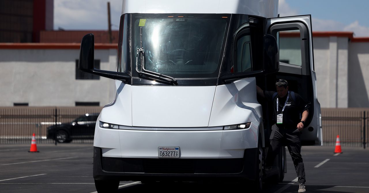 Tesla Semi chính thức đi vào sản xuất hàng loạt sau gần một thập kỷ chờ đợi