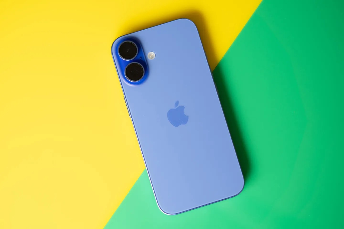 Một người dùng đang thao tác trên chiếc iPhone