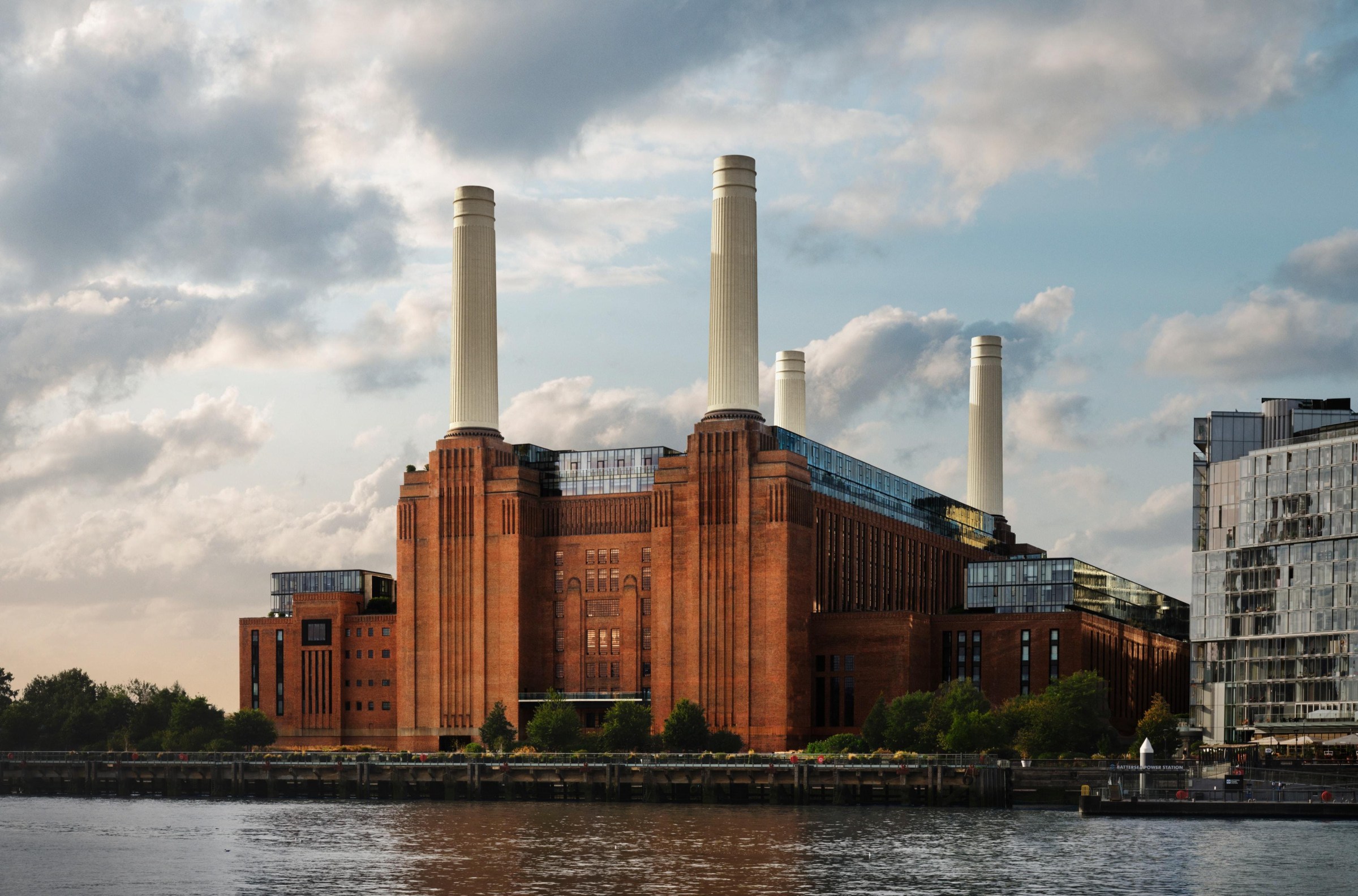 Toàn cảnh Apple Music Hall bên dưới Battersea Power Station
