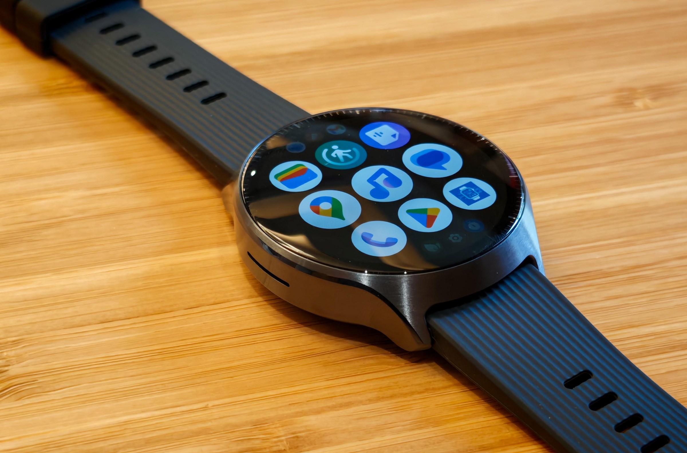 Ba chiếc Moto Watch Ultra với các tùy chọn màu sắc khác nhau