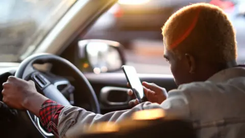 Uber rút khỏi Nigeria và Uganda