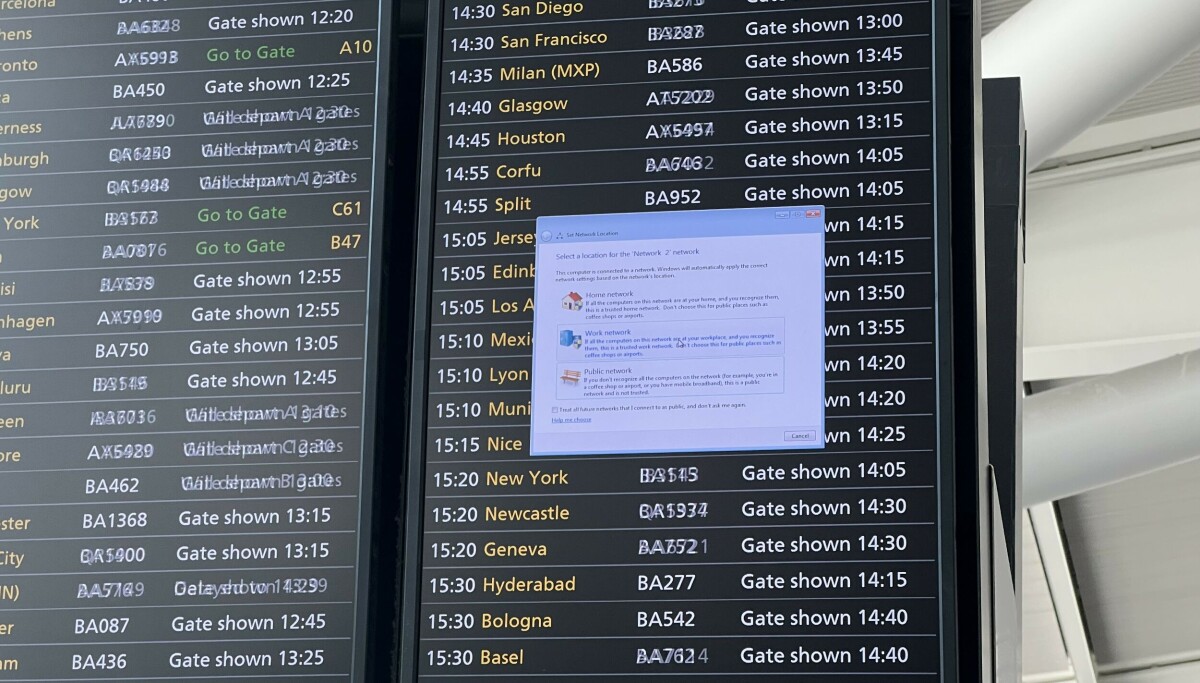 Loạt sự cố hy hữu: Màn hình thông tin tại sân bay Heathrow phơi bày 'bí mật' hệ điều hành