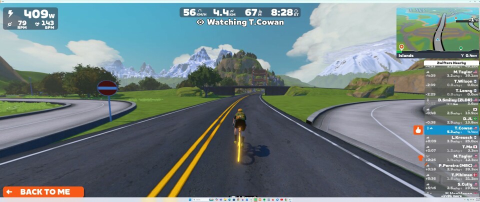 Giao diện Zwift hiển thị trên màn hình Dell UltraSharp 52