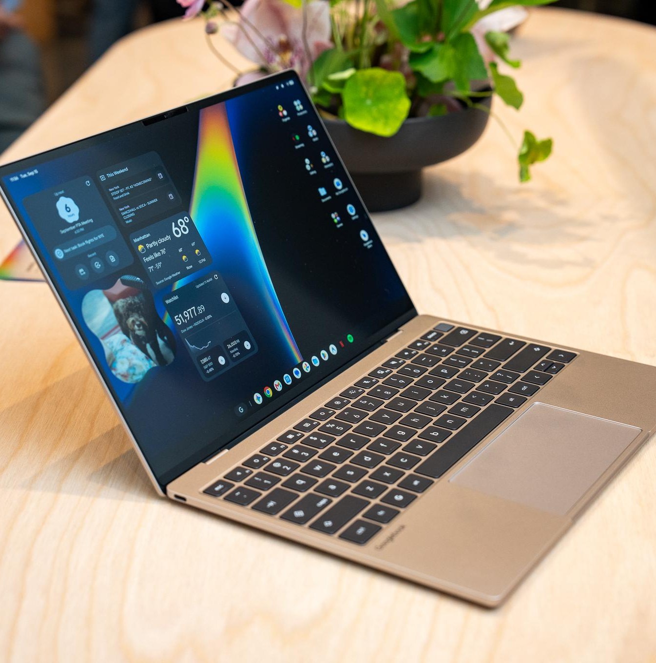 Dell XPS Googlebook — một trong năm mẫu máy đầu tiên chạy Googlebook OS