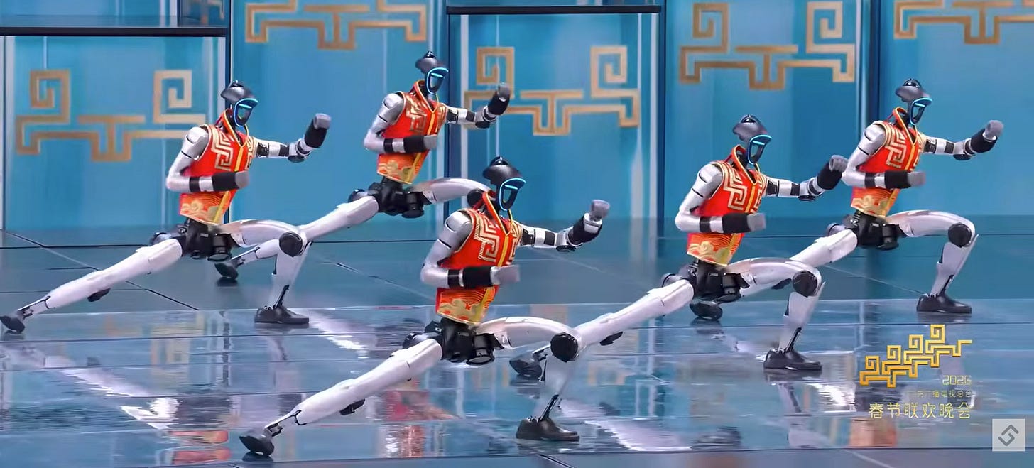 Robot hình người Unitree đang di chuyển đồng bộ trong buổi biểu diễn tại Gala mùa xuân 2026