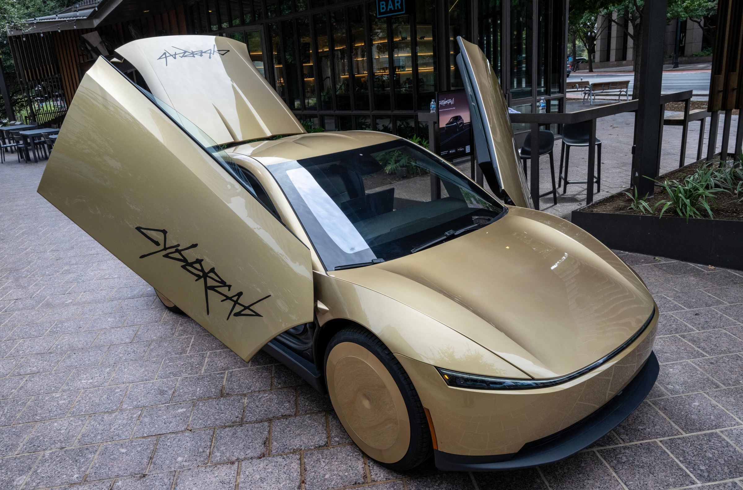Tesla Cybercab - mẫu robotaxi không vô lăng, không bàn đạp