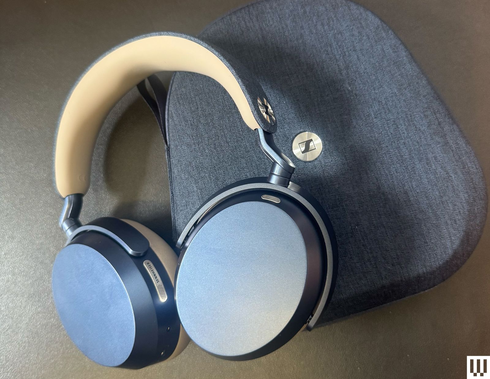 Tai nghe Sennheiser Momentum 5 Wireless với điều khiển cảm ứng