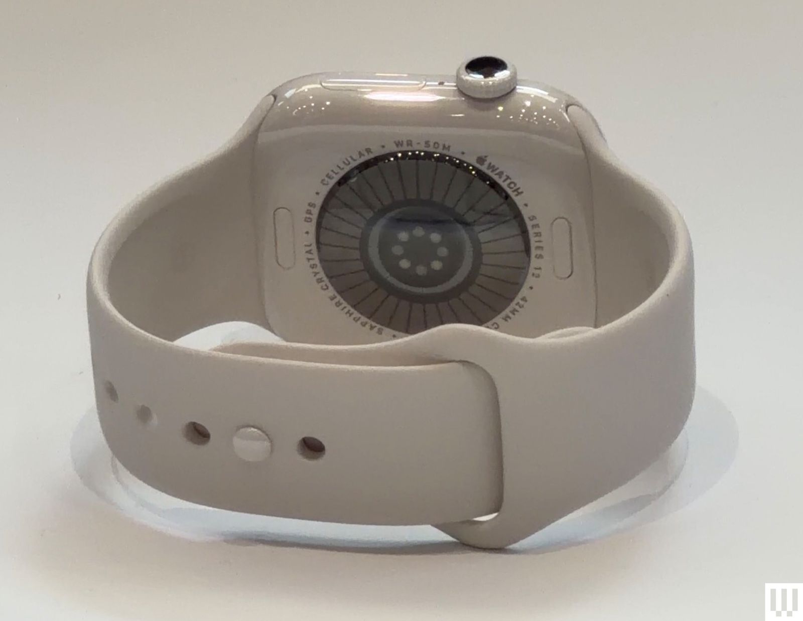 Apple Watch Series 12 màu đồng sẫm trên cổ tay