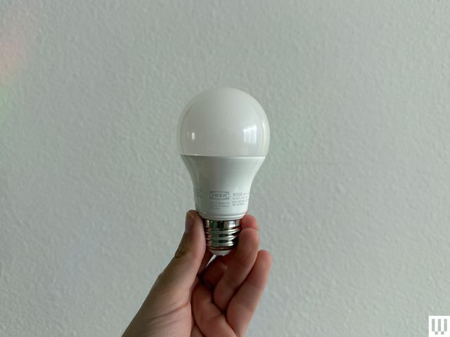 Bóng đèn thông minh Ikea Kajplats tạo ánh sáng ấm áp khi đọc sách