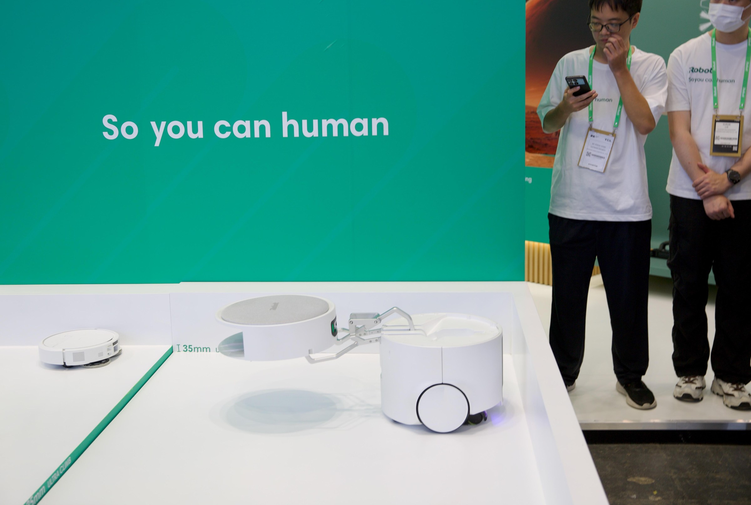Roomba Duo với thiết kế hai tầng robot