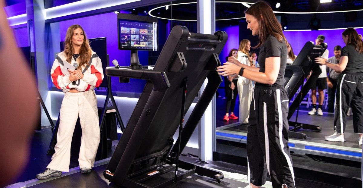 Peloton ra mắt máy chạy bộ gập 'rẻ hơn' cùng loạt tính năng AI mới