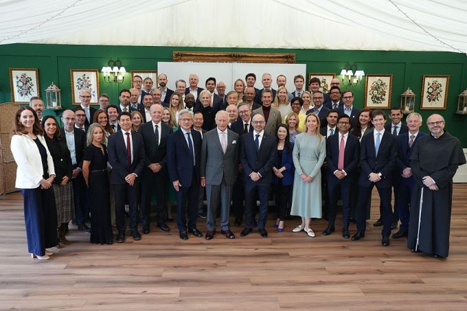 Vua Charles III, Demis Hassabis và Jensen Huang tại hội nghị AI ở Scotland