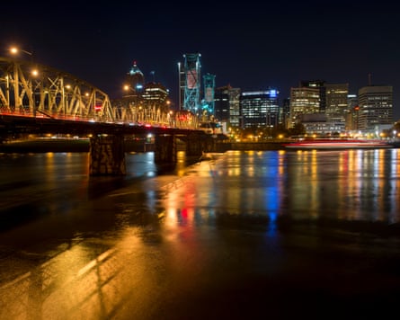 Khu vực trung tâm thành phố Portland, Oregon được chiếu sáng rực rỡ