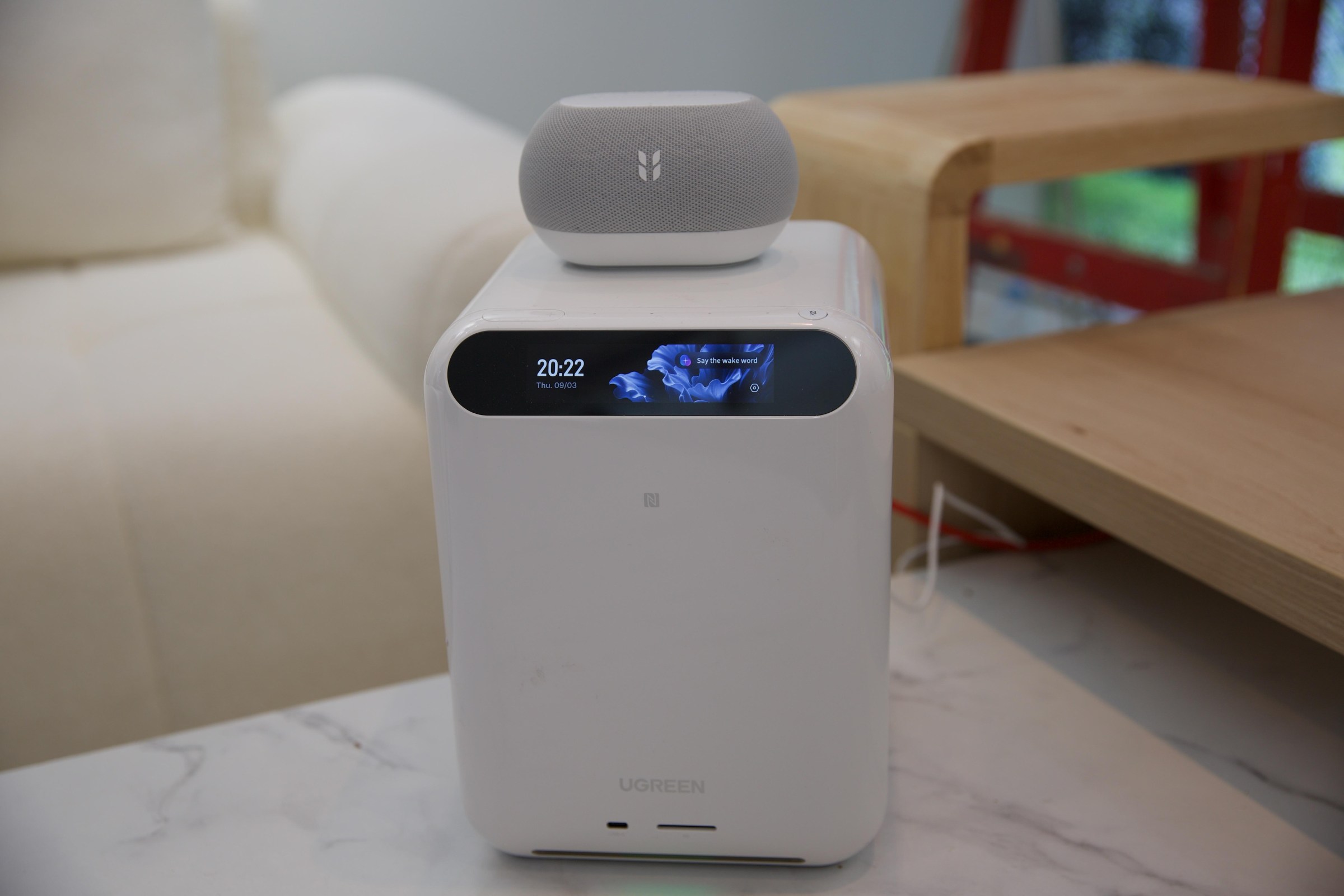 Ugreen HomeAgent H100 Pro hub kết hợp lưu trữ cục bộ, AI trên thiết bị và trợ lý giọng nói Uliya