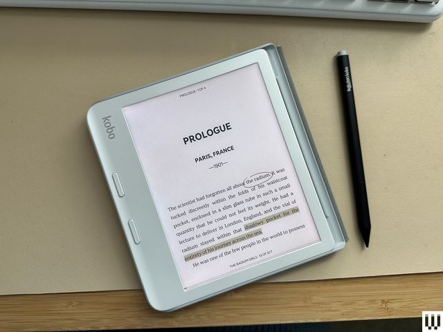 Máy đọc sách Kobo Libra Colour với bút cảm ứng